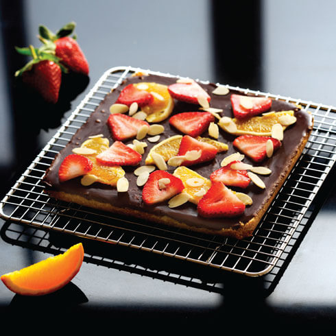 chocolate-orange-tart-with-strawberries